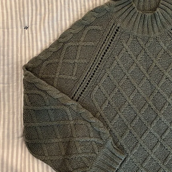 American eagle sweater, color: olive green. Size M. - Picture 3 of 5